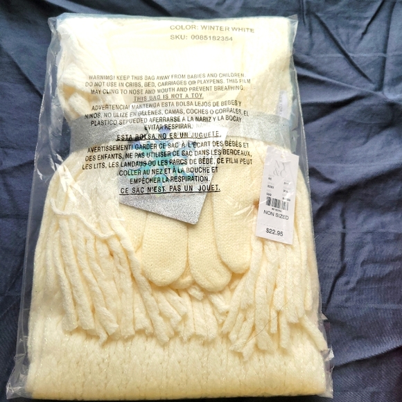 Nordstrom Rack Hat & Gloves Set - Picture 3 of 5